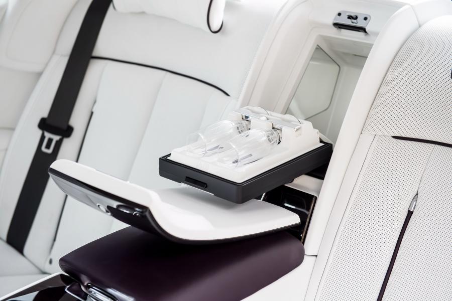 Детали интерьера Rolls-Royce Phantom EWB 2017 года  (UK) (фото 8 из 40)